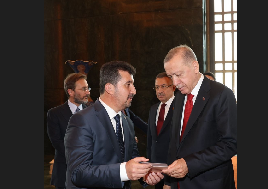 TYB Genel Başkanı Arıcan Cumhurbaşkanı Erdoğan’a sivil anayasa çalışma raporunu sundu