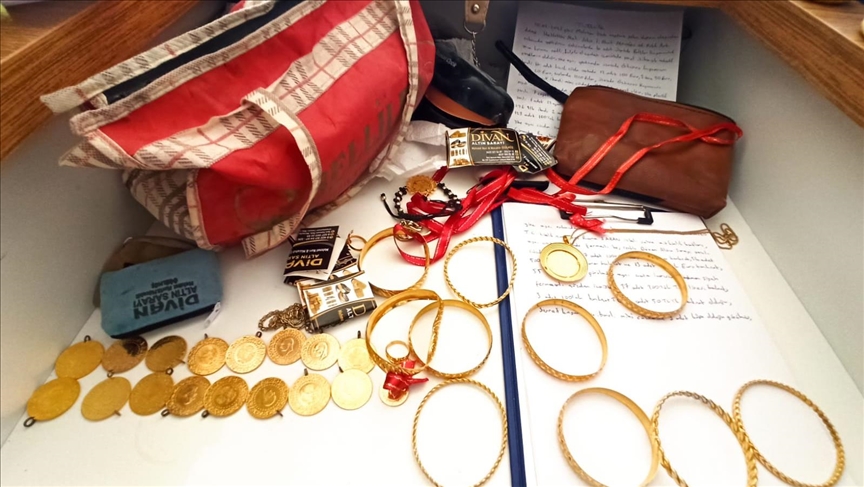 Malatya'da İHH ekipleri enkazda buldukları altın ve paraları polise teslim etti