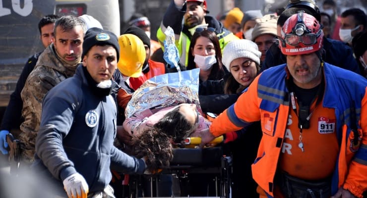 204 saat sonra: Muna Dabul enkazdan kurtarıldı