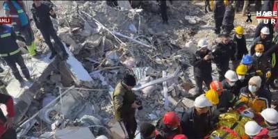 GAZİANTEP'TE 5 KİŞİLİK AİLE ENKAZ ALTINDA SAĞ TESPİT EDİLDİ