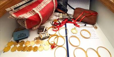 Malatya'da İHH ekipleri enkazda buldukları altın ve paraları polise teslim etti