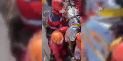 Kahramanmaraş'ta depremden 222 saat sonra 42 yaşındaki kadın enkazdan kurtarıldı