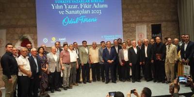 TYB ‘DEN KÂMİL UĞURLU’YA ÜSTÜN HİZMET ÖDÜLÜ 